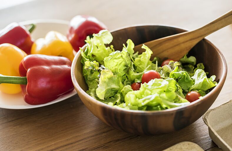 Der Lecho-Salat kann als leckere und gesunde Beilage dienen. 