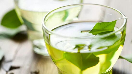 Grüner Tee ist ein äußerst gesundes Getränk, das in der japanischen Ernährung konsumiert wird. 