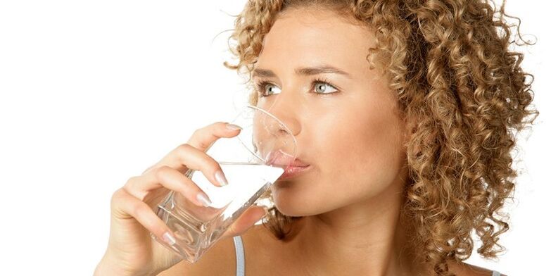 Bei einer Trinkdiät sollten Sie zusätzlich zu anderen Flüssigkeiten 1, 5 Liter gereinigtes Wasser zu sich nehmen