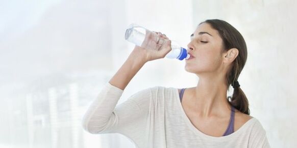 Um schnell abzunehmen, müssen Sie mindestens 2 Liter Wasser am Tag trinken. 