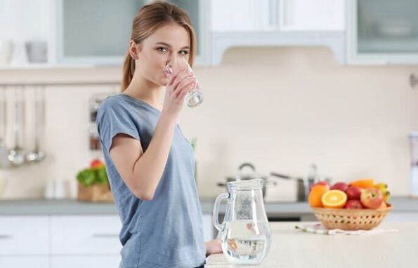 Trinken Sie vor den Mahlzeiten Wasser, um mit einer faulen Diät Gewicht zu verlieren