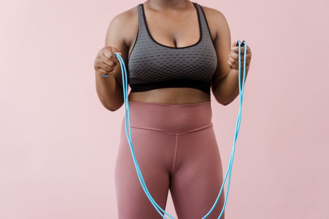 Seilspringen ist eine Herz-Kreislauf-Übung, mit der Sie im Bauchbereich Gewicht verlieren können