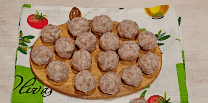 Gekochte Fleischbällchen